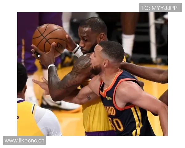 绝杀回合暂停时勇士换防守球员的背后策略分析与阿德尔曼的战术思考